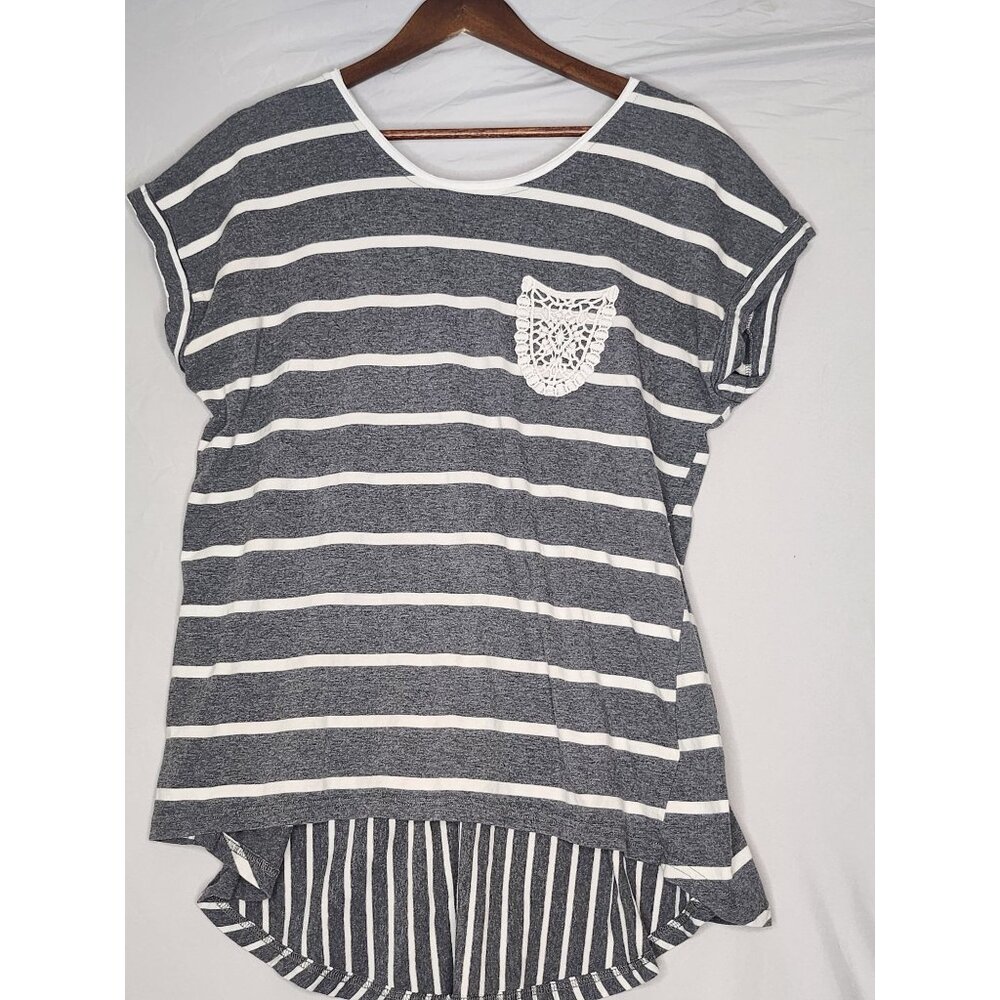 JOH Apparel Womens Gray and White Striped T-shirt Crocheted Pocket Size Med